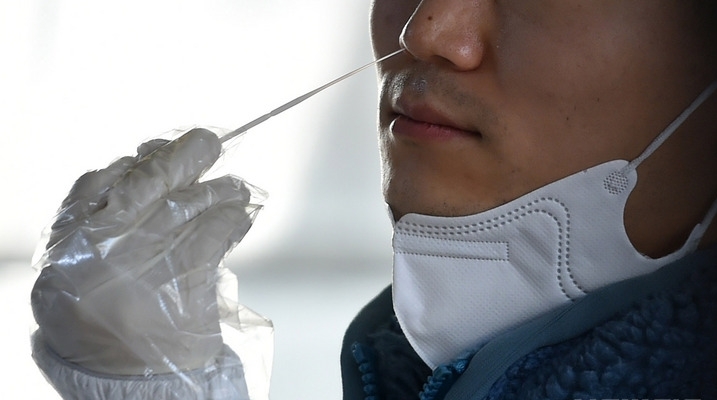 지난 27일 오전 대구 동구 보건소 선별진료소에서 시민이 코로나19 진단검사를 받고 있다