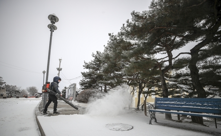눈이 내린 지난 1일 오전 경기 파주시 임진각에서 관계자들이 눈을 치우고 있다.