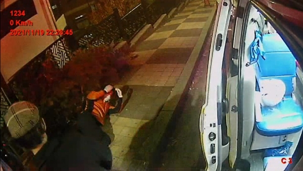 구급대원이 폭행당한 후 쓰러지는 장면. / 사진 = 경기도뉴스포털