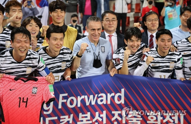 (두바이=연합뉴스) 1일(현지시간) 아랍에미리트(UAE) 두바이의 라시드 스타디움에서 열린 2022 카타르 월드컵 아시아 최종예선 8차전 대한민국과 시리아의 경기에서 승리하며 10회 연속 및 통산 11번째 월드컵 본선 진출을 확정한 대한민국 축구대표팀이 환호하고 있다.