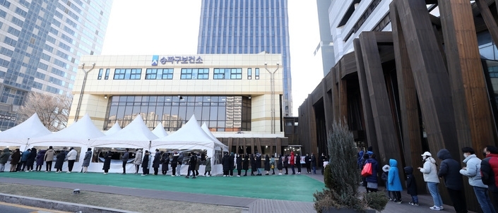 설 연휴인 지난달 30일 서울 송파구보건소 선별진료소에서 시민들이 코로나19 검사를 받기 위해 줄지어 서 있다.