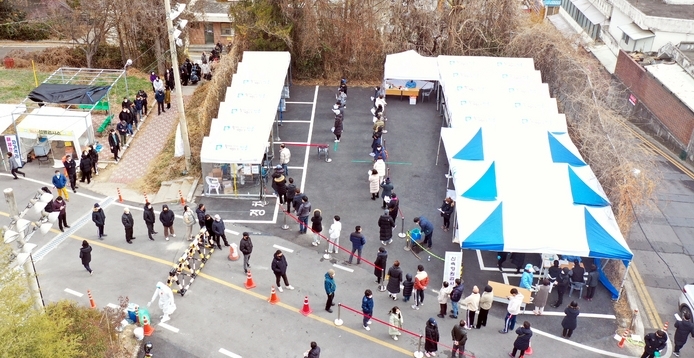 설 연휴 마지막날, 광주와 전남지역 코로나19 확진자가 1000명을 돌파한 2일 오전 광주 남구 선별진료소에서 시민들이 신속항원검사(자가키트)를 받기 위해 줄을 서며 기다리고 있다.