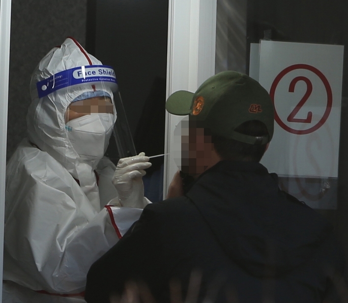 설 연휴 마지막 날인 2일 오후 시민들이 강원 강릉시 내곡동 보건소 선별 진료소에서 코로나19 진단검사를 받고 있다. 강릉시에 따르면 이날 오후 4시 기준 56명의 확진자가 발생했다. 누적 확진자 수는 2201명으로 늘었다.