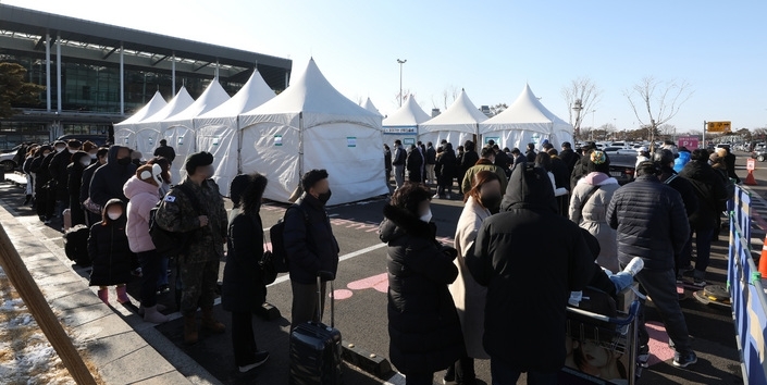설 연휴 마지막 날인 2일 오후 김포국제공항 국내선 주차장 서울시 찾아가는 코로나19 선별진료소에서 귀경객들이 검사를 받기 위해 길게 줄서 기다리고 있다.