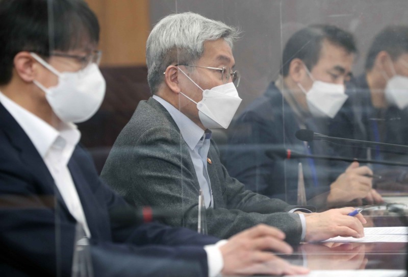 고승범 금융위원장이 2일 서울 종로구 정부서울청사에서 설연휴 기간 중 미국 등 주요 시장 동향과 향후 이슈 등을 점검했다. (사진= 금융위원회 제공)