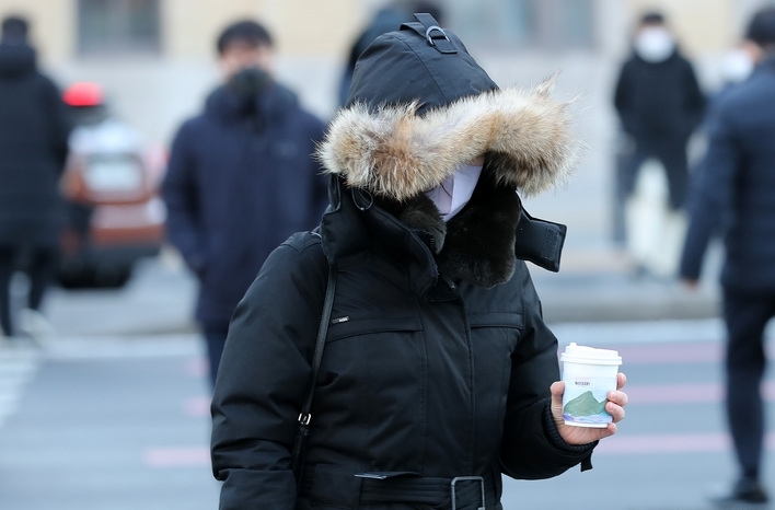 서울 아침 최저 기온이 영하 10도까지 내려간 지난달 18일 오전 서울 종로구 세종대로사거리 횡단보도에서 한 시민이 길을 건너고 있다.