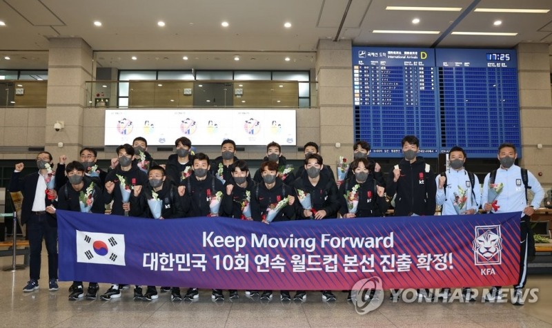 (영종도=연합뉴스) 10회 연속 월드컵 본선 진출을 확정한 한국 축구대표팀이 2일 오후 영종도 인천국제공항 제1여객터미널을 통해 귀국한 뒤 기념촬영을 하며 파이팅을 외치고 있다.