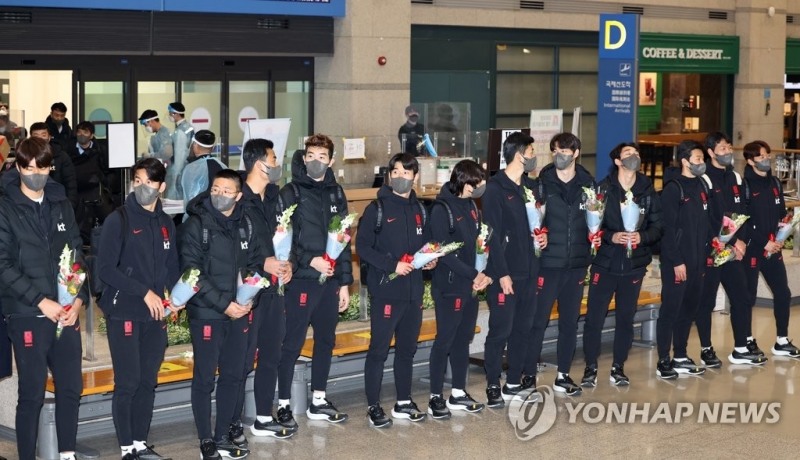 (영종도=연합뉴스) 10회 연속 월드컵 본선 진출을 확정한 한국 축구대표팀이 2일 오후 영종도 인천국제공항 제1여객터미널을 통해 귀국한 뒤 꽃다발을 들고 있다.