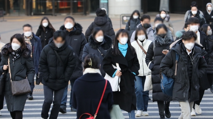 2022년 임인년(壬寅年)' 새해 첫 평일인 지난달 3일 오전 서울 용산구 용산역 인근에서 직장인들이 출근하고 있다.