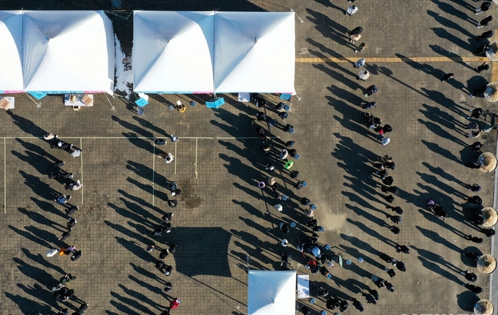 코로나19 신규 확진자가 2만2,907명으로 연일 최고치를 기록하고 있는 3일 오후 서울 마포구 월드컵공원 평화광장 임시선별검사소에서 시민들이 신속항원검사를 받기 위해 대기하고 있다.