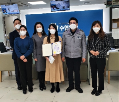 사진은 보이스피싱을 예방한 이지은 대리 등 지점 관계자들이 김포경찰서로부터 표창장을 수여받고 기념촬영을 하는 모습./ 사진 제공 = Sh수협은행