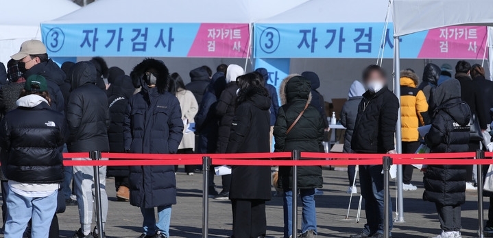 지난 3일 오후 서울 마포구 월드컵공원 평화광장 임시선별검사소에서 시민들이 신속항원검사를 받기 위해 대기하고 있다.