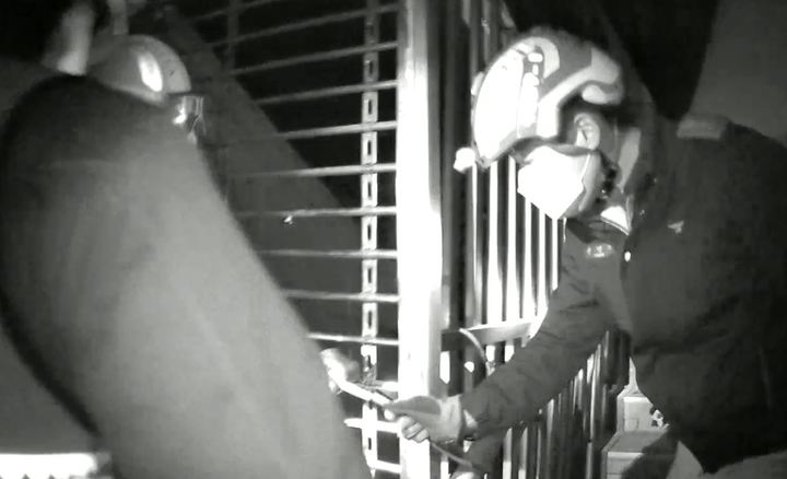 부산경찰이 불법 영업 중인 노래주점을 단속하기 위해 소방의 협조를 받아 출입문을 강제로 열고 있다. (사진=부산경찰청 제공)