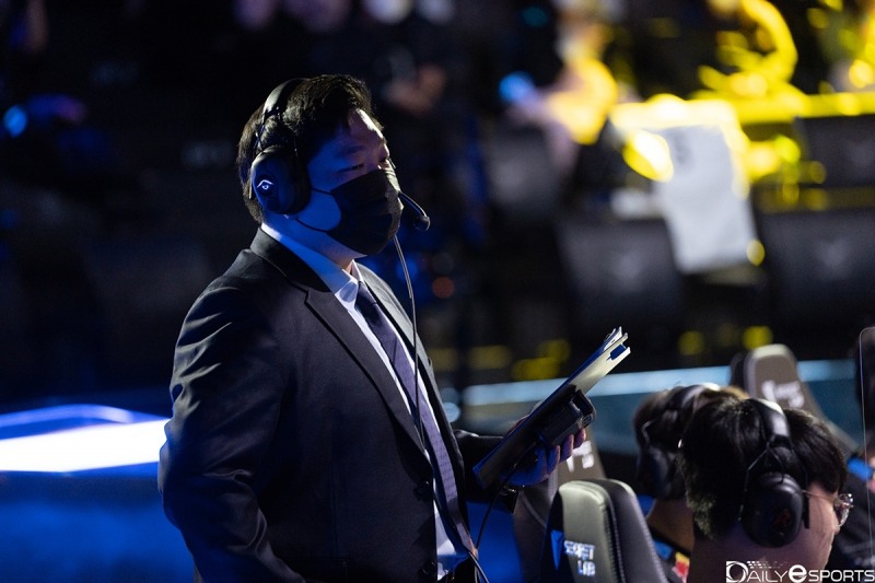 착잡한 김정수 감독, "이메일 뒤져보니 해고 메일 와 있더라"