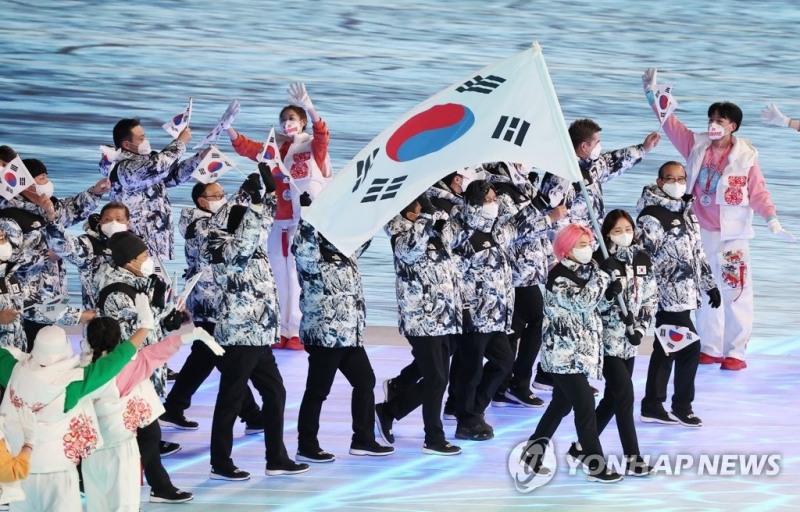 (베이징=연합뉴스) 4일 오후 중국 베이징 국립경기장에서 열린 2022 베이징 동계올림픽 개회식에서 73번째로 대한민국 선수단이 입장하고 있다.한국 기수는 쇼트트랙 대표팀 곽윤기와 김아랑.