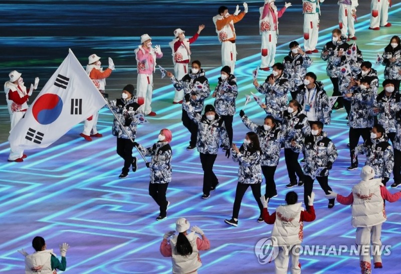 (베이징=연합뉴스) 4일 오후 중국 베이징 국립경기장에서 열린 2022 베이징 동계올림픽 개회식에서 73번째로 대한민국 선수단이 입장하고 있다.한국 기수는 쇼트트랙 대표팀 곽윤기와 김아랑.