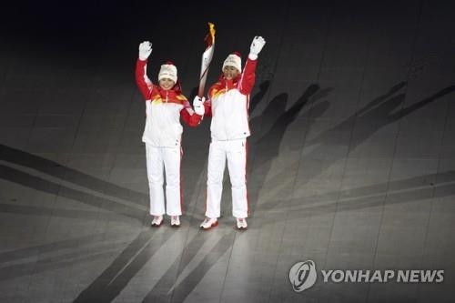 성화 최종주자로 나선 이라무장(왼쪽)(베이징 EPA=연합뉴스)