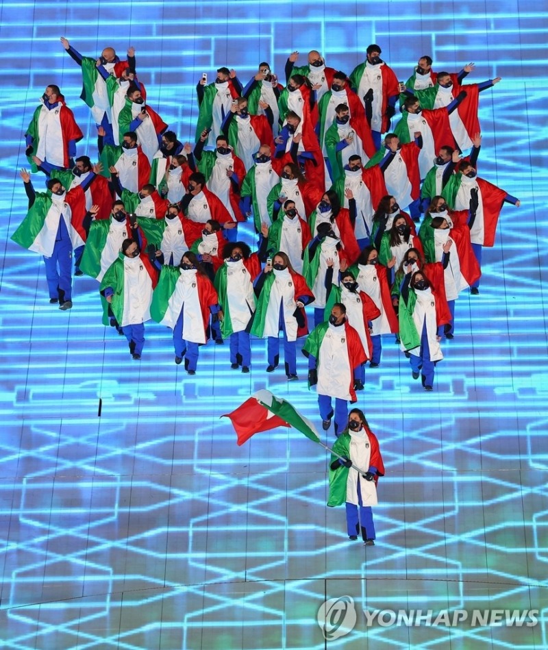 (베이징=연합뉴스) 4일 오후 중국 베이징 국립경기장에서 열린 2022 베이징 동계올림픽 개회식에서 이탈리아 선수단이 입장하고 있다.
