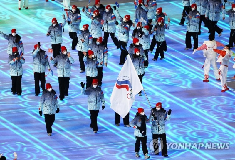 (베이징=연합뉴스) 4일 오후 중국 베이징 국립경기장에서 열린 2022 베이징 동계올림픽 개회식에서 러시아올림픽위원회(ROC) 선수단이 입장하고 있다.