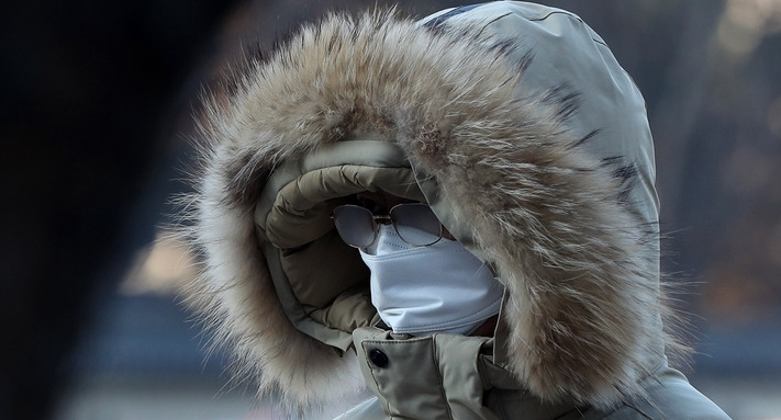 코로나19 신규 확진자수가 급증하고 있는 지난달 28일 오전 서울 중구 서울광장 임시선별검사소에서 시민이 추운날씨 속에 시민이 코로나19 검사를 받기 위해 줄 서 있다.