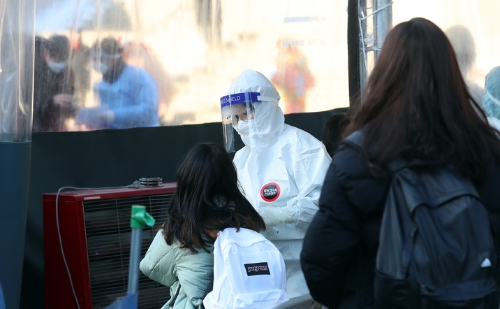 0시 기준 코로나19 신규 확진자수가 3만 6362명을 기록한 5일 서울역 신속항원검사소에서 시민들이 신속항원검사를 받고 있다.