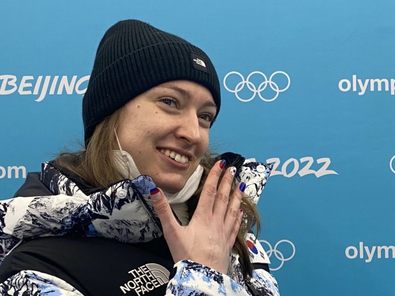 (베이징=연합뉴스) 독일 출신의 귀화 선수인 아일린 프리쉐가 베이징 동계올림픽 루지 여자 싱글 경기를 앞두고 지난 2일 옌칭의 국립 슬라이딩센터 믹스트존에서 진행된 인터뷰에서 태극기 네일아트를 한 오른손을 보여주고 있다.