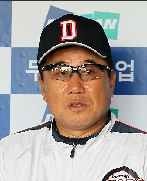 두산 감독대행 시절의 신임 김광수 일구회 회장