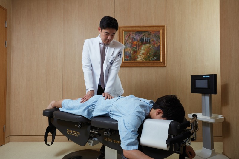 이진호 자생한방병원 병원장이 허리디스크 환자에게 추나요법을 하고 있다./사진 제공 = 자생한방병원