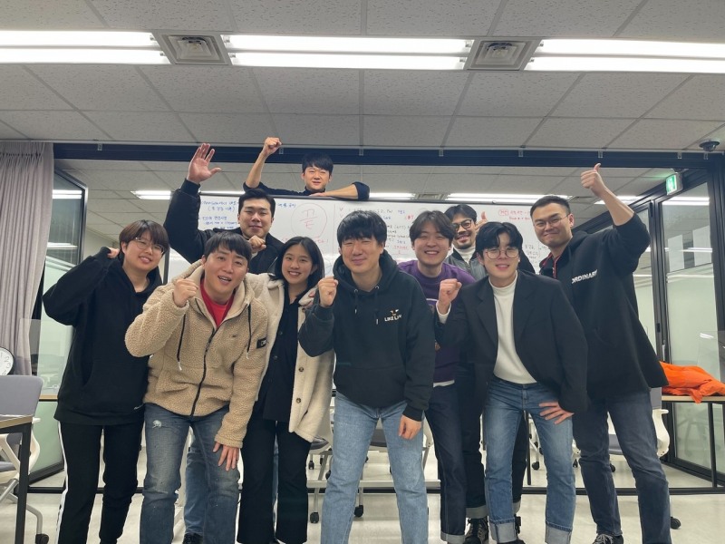 이두희 대표(가운데)와 실타래 팀원들/사진 제공 = LIKELION PTE