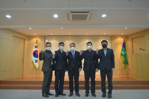 NH농협캐피탈은 7일, 비대면 영상 취임식을 개최했다. NH농협캐피탈 박태선 대표이사(왼쪽에서 세 번째)와 은길수 부사장(왼쪽에서 두 번째) 및 조두식 부사장(왼쪽에서 네 번째)이 비대면 영상 취임사 진행 후 직원들과 기념촬영을 하고 있다.