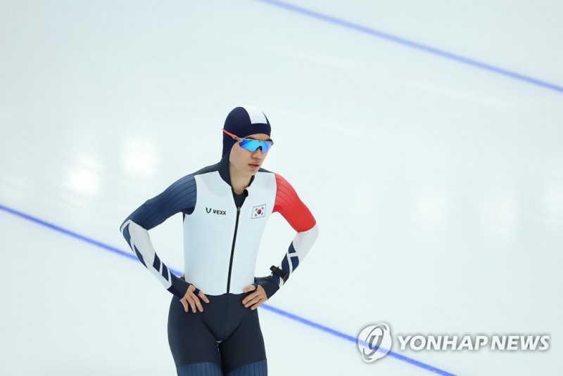 (베이징=연합뉴스) 대한민국 스피드스케이팅 국가대표 김민석이 7일 중국 베이징 국립 스피드 스케이팅 경기장(오벌)에서 열린 공식 훈련에 참가해 트랙을 돈 뒤 잠시 숨을 고르고 있다.