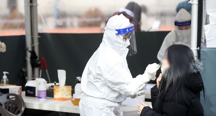 코로나19 신규 확진자가 0시 기준 3만5286명이 발생해 사흘 연속 3만명대를 기록한 7일 오전 서울역광장에 설치된 임시선별검사소에서 시민들이 검사를 받고 있다.