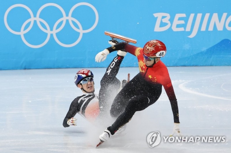(베이징=연합뉴스) 한국 쇼트트랙 대표팀 박장혁이 2022 베이징 동계올림픽 개막 사흘째인 7일 오후 중국 베이징 캐피탈 실내 경기장에서 열린 쇼트트랙 남자 1,000m 준준결승 1조 경기에서 넘어지고 있다.