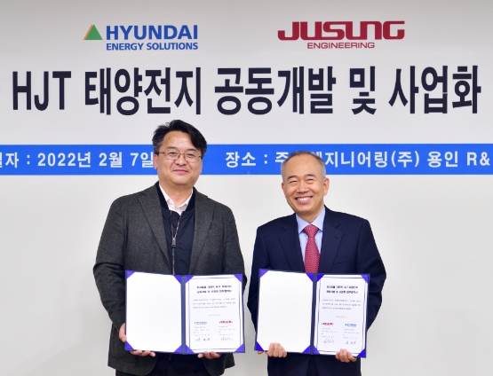 (왼쪽부터) 현대에너지솔루션 박종환 대표, 주성엔지니어링 황철주 대표/사진 제공 = 현대중공업그룹