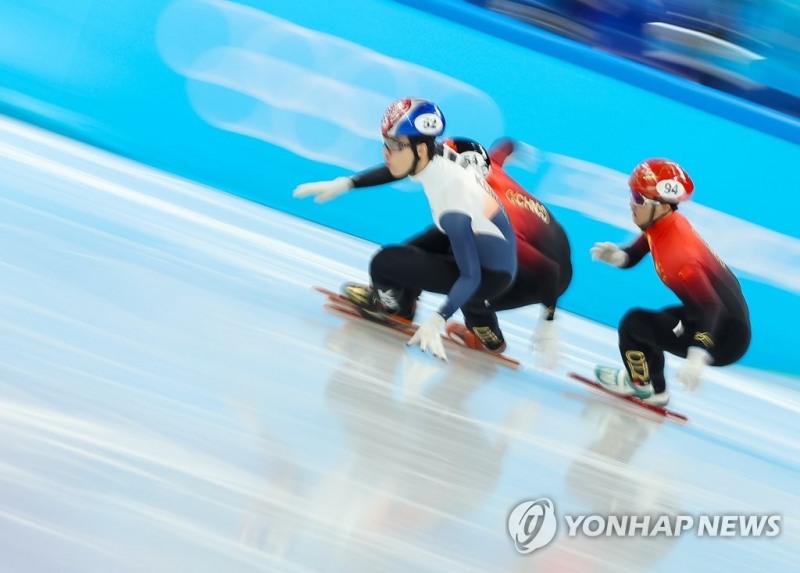 (베이징=연합뉴스) 한국 쇼트트랙 대표팀 황대헌이 2022 베이징 동계올림픽 개막 사흘째인 7일 오후 중국 베이징 캐피탈 실내 경기장에서 열린 쇼트트랙 남자 1000m 준결승 1조 경기에서 중국 선수들을 인코스로 추월하고 있다.황대헌의 이 상황을 심판은 반칙으로 인정해 실격 처리했다.