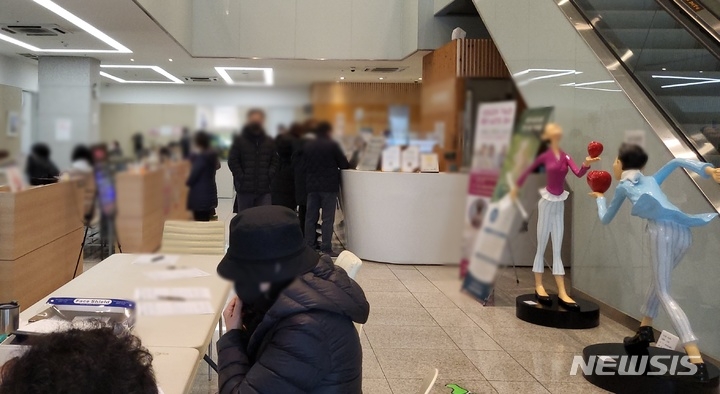 대구의 한 병원에서 사람들이 진료 접수를 하기 위해 기다리고 있다.