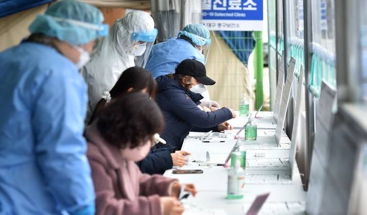 코로나19 신규 확진자가 3만 6719명으로 집계된 8일 오전 대구 중구보건소 선별진료소에서 시민들이 신속항원검사를 하고 있다.