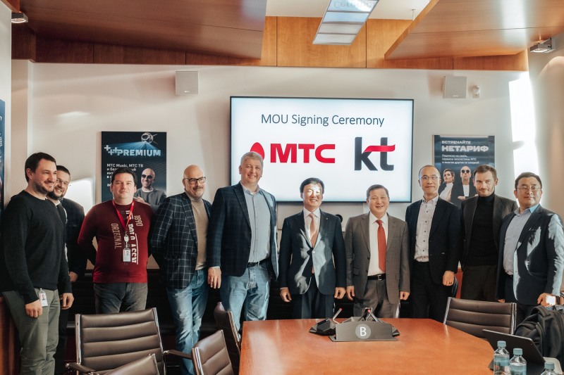 MTS CEO 비아체슬라프 니콜라예프(오른쪽에서 여섯번째), KT 그룹트랜스포메이션 부문장 윤경림 사장(오른쪽에서 다섯번째), KT AI/DX융합사업부문장 송재호 부사장(오른쪽에서 첫번째), KT 글로벌사업실장 문성욱 상무(오른쪽에서 세번째)/사진 제공 = KT