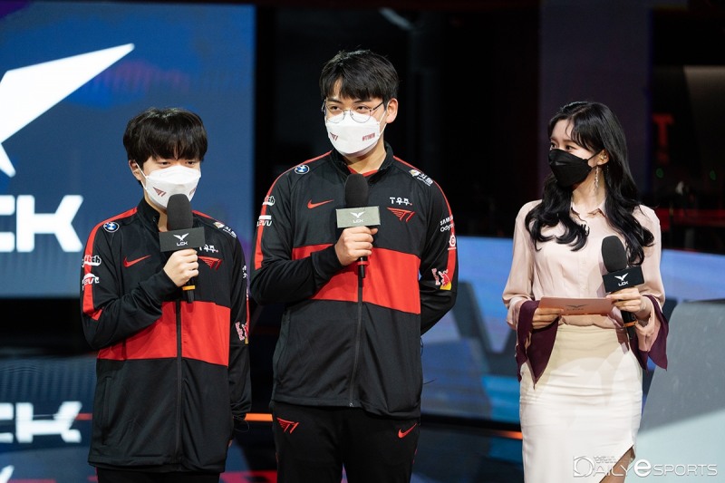 '케리아' 류민석(왼쪽)과 '구마유시' 이민형(가운데).