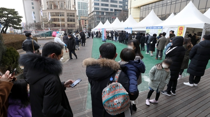 8일 오전 서울 송파구 보건소에 마련된 코로나19 선별진료소에서 시민들이 검사를 받기 위해 줄을 서고 있다.