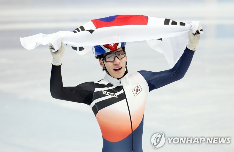 (베이징=연합뉴스) 한국 쇼트트랙 대표팀 황대헌이 9일 오후 중국 베이징 캐피털 실내 경기장에서 열린 2022 베이징 동계올림픽 쇼트트랙 남자 1,500m 결승에서 금메달을 획득한 후 태극기를 들고 기뻐하고 있다.