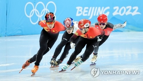 남자 1000m 준결승에서 황대헌을 둘러 싼 중국선수들.
