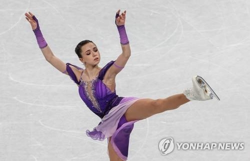 (베이징=연합뉴스) 지난 6일 오전 중국 베이징 캐피털 실내 경기장에서 열린 2022 베이징동계올림픽 피겨 팀이벤트(단체전) 여자 싱글 쇼트 프로그램 예선전에서 러시아올림픽위원회(ROC)의 카밀라 발리예바가 우아하게 연기를 펼치고 있다.