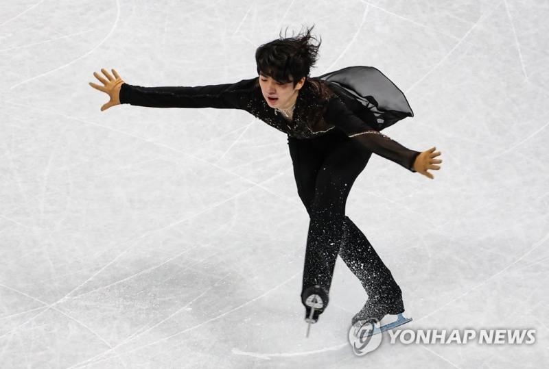 (베이징=연합뉴스) 대한민국의 차준환이 8일 오전 중국 베이징 캐피탈 실내 경기장에서 열린 2022 베이징 동계올림픽 피겨스케이팅 남자 싱글 쇼트 프로그램 경기에서 이터널 이클립스의 '페이트 오브 더 클락메이커(Fate of the Clockmaker)' 음악에 맞춰 점프한 뒤 가볍게 착지하고 있다.