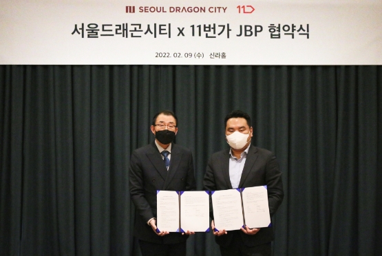 11번가 이규훈 라이프담당(사진 오른쪽), 서울드래곤시티 박태주 총괄총지배인(사진 왼쪽)/사진 제공 = 11번가