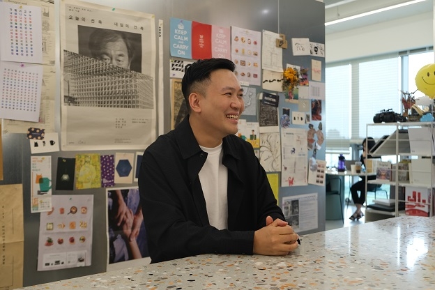 디자인엠포 윤영섭 대표 “긍정적 소통 살아 숨 쉬는 과천장애인복지관 복도되길 기대”