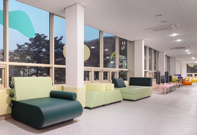 디자인엠포 윤영섭 대표 “긍정적 소통 살아 숨 쉬는 과천장애인복지관 복도되길 기대”