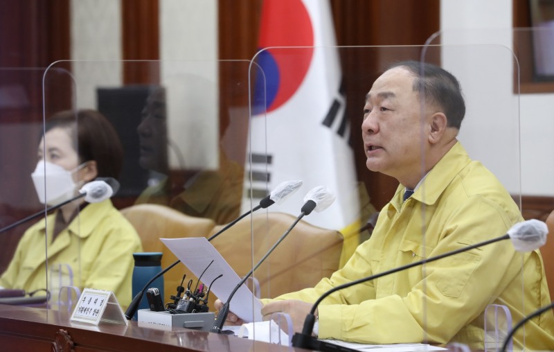 홍남기 경제부총리 겸 기획재정부 장관이 10일 서울 종로구 정부서울청사에서 열린 제54차 비상경제 중앙대책본부 회의를 주재하며 모두발언하고 있다. (공동취재사진)
