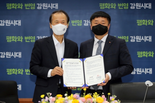 SK텔레콤과 강원도가 대형 산불 발생에 대비한 비상 통신체계 구축 관련 업무협약을 체결했다. 10일 강원도청에서 열린 협약식에는 최문순 강원도지사(왼쪽)와 강종렬 SKT CSPO(최고안전보건책임자, 오른쪽) 등이 참석했다. / 사진 제공 = SK텔레콤