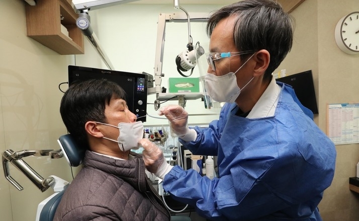 9일 오후 호흡기지정의료기관인 서울 종로구 예림이비인후과에서 강희선 원장이 신속항원검사키트를 이용해 병원 내방자의 검체를 채취하고 있다. 이날 김부겸 국무총리는 이 의료기관에서 코로나19 동네 병의원 중심 의료대응 현장점검을 펼쳤다. (공동취재사진)